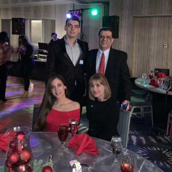 Live Share Show ❤️❤️ Lux and Designer 👜Meet your Posher Michelle - Picture 6 of 8